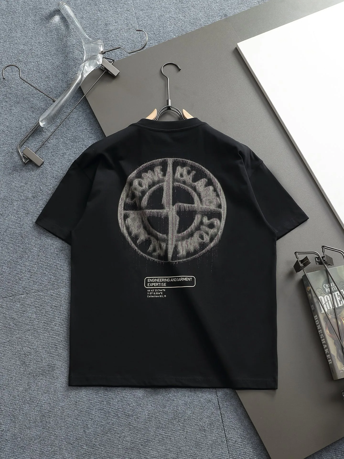 P150 Stone Island 2025FW new autumn and winter geometric print short-sleeved base T-shirt. Pure background color with the brand's iconic compass logo + geometric line printing on the back, full of cool recognition. The basic round neck version is suitable for various body shapes, the fabric is soft and breathable, and multiple colors are available. Suitable for daily outings and casual wear, easy to wear on the street. Color: black and white Size: XSSML